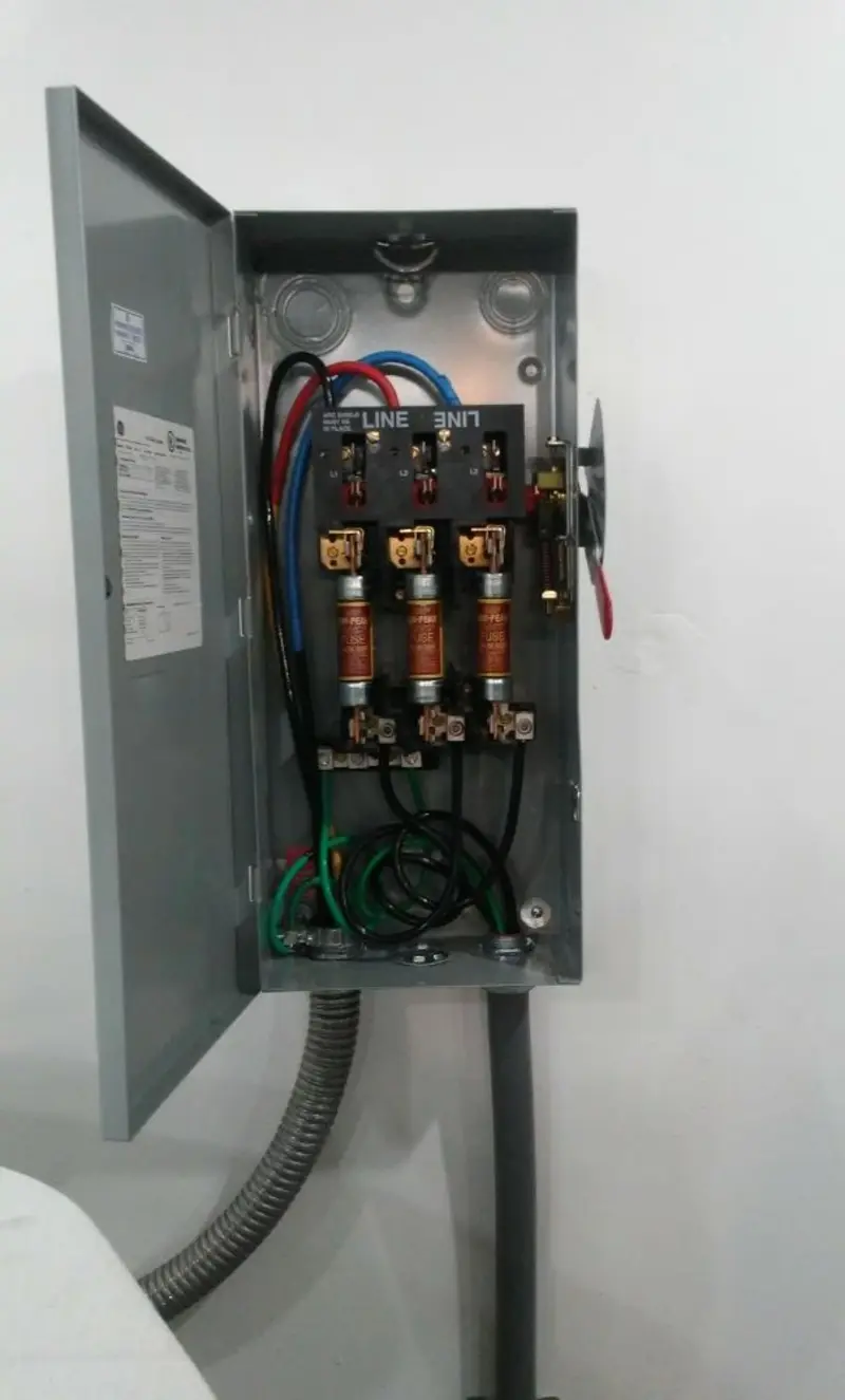 Three-phase disconnect switch installed for Electrical Wiring & Rewiring in Progreso